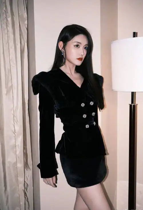 蒋依依黑色连衣裙性感美腿写真_夏天_吊带_裙子