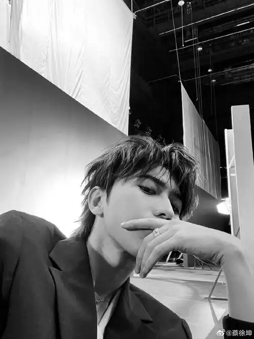 昨日蔡徐坤一大早在个人社交媒体账号上发布了自己的最新自拍,带来了