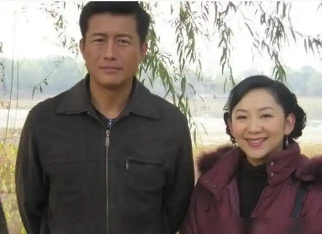 他是江珊的前夫,出道25年不温不火,后娶小15岁的亿万富翁!