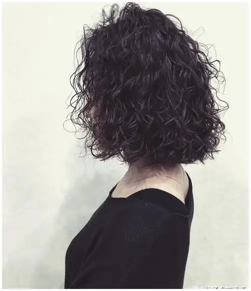 今冬流行烫满头发型20多款时尚还保暖烫完真洋气