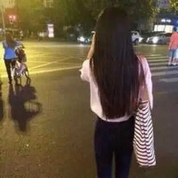 伤感女生头像背影长发披肩待我长发及腰娶我可好