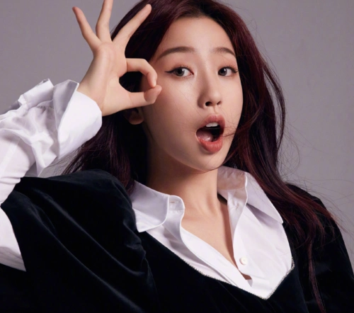 虞书欣杂志大片公开齐刘海造型复古风十足看清身材后心动了