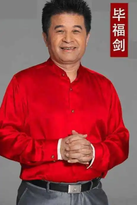 59岁毕福剑与美女合影,严重发福不忍直视,知情人曝明年复出