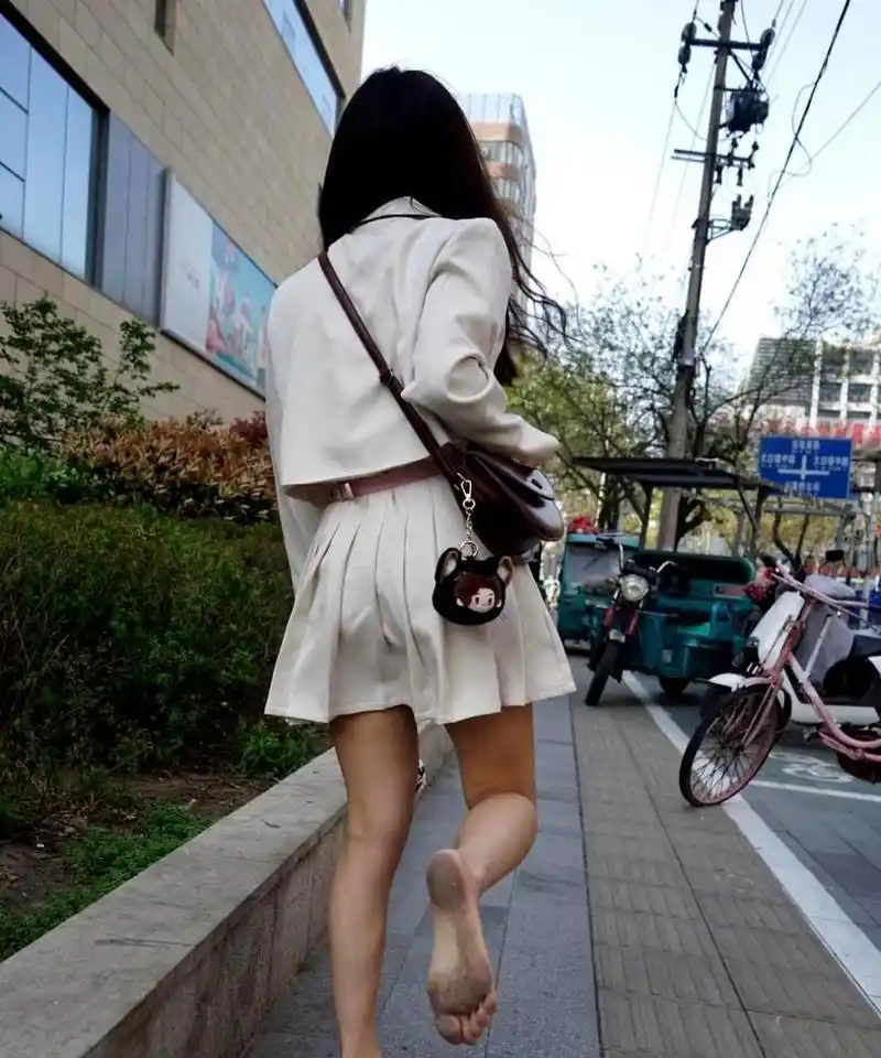 光脚丫走路对身体不好,因为没有鞋子的保护,脚底易