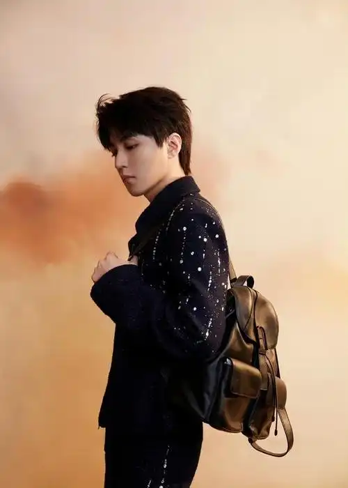 王俊凯工作室放饭了,摩登外套真的好酷啊,爱了爱了