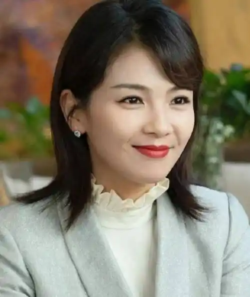 这才是最适合4,50岁女人的发型:不烫不染好打理,还减龄显脸小_大气