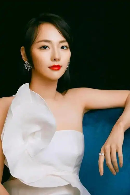 张嘉倪身穿淡雅的白色礼服裙优雅大气突显出女性独特的时尚气质