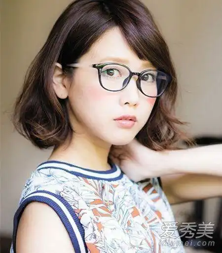 女生戴眼镜最适合的发型图片_爱美网发型