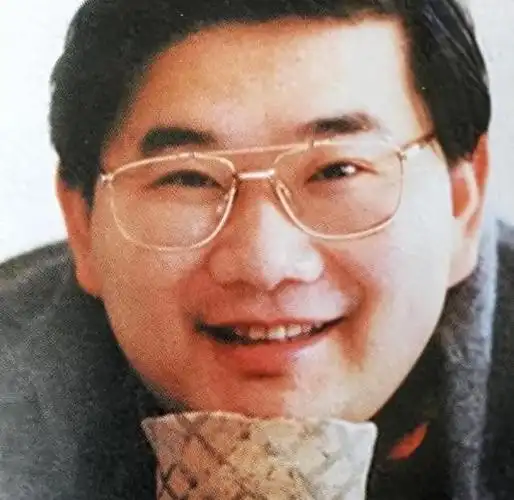 九转大肠受害者,"上海第一主持人",揭秘曹可凡的"双面人生"