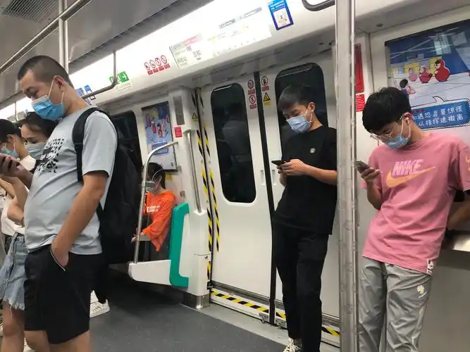 10月2020年深圳地铁里这是真实一面大家大部分做低头族了包括我街拍
