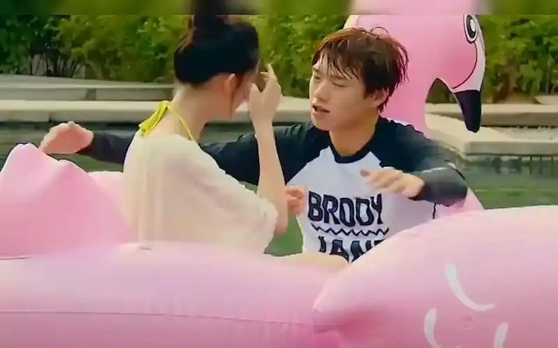 "色心大起"魏大勋:和李沁假扮情侣,却三番两次吃对方豆腐!