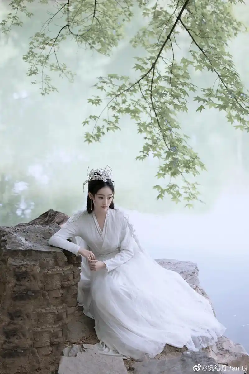 祝绪丹《遇龙》流萤转世"轻烟"白衣古装性感写真