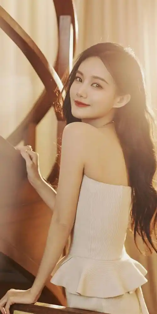 李一桐白色抹胸装性感写真_网友_锁骨
