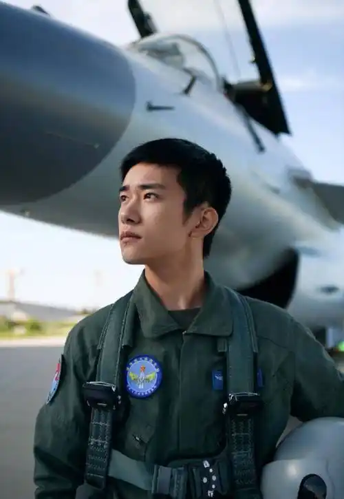 易烊千玺飞行员造型超酷短发搭配干练气质画风太man了