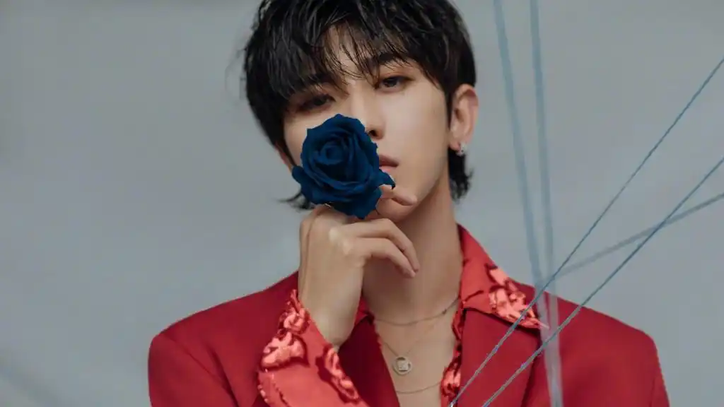 蔡徐坤冷峻邪魅红色西装帅气写真