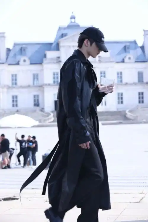 刘耀文行走的男模##刘耀文发了新鲜图片