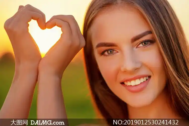 比爱心手势的美女写真摄影高清图片