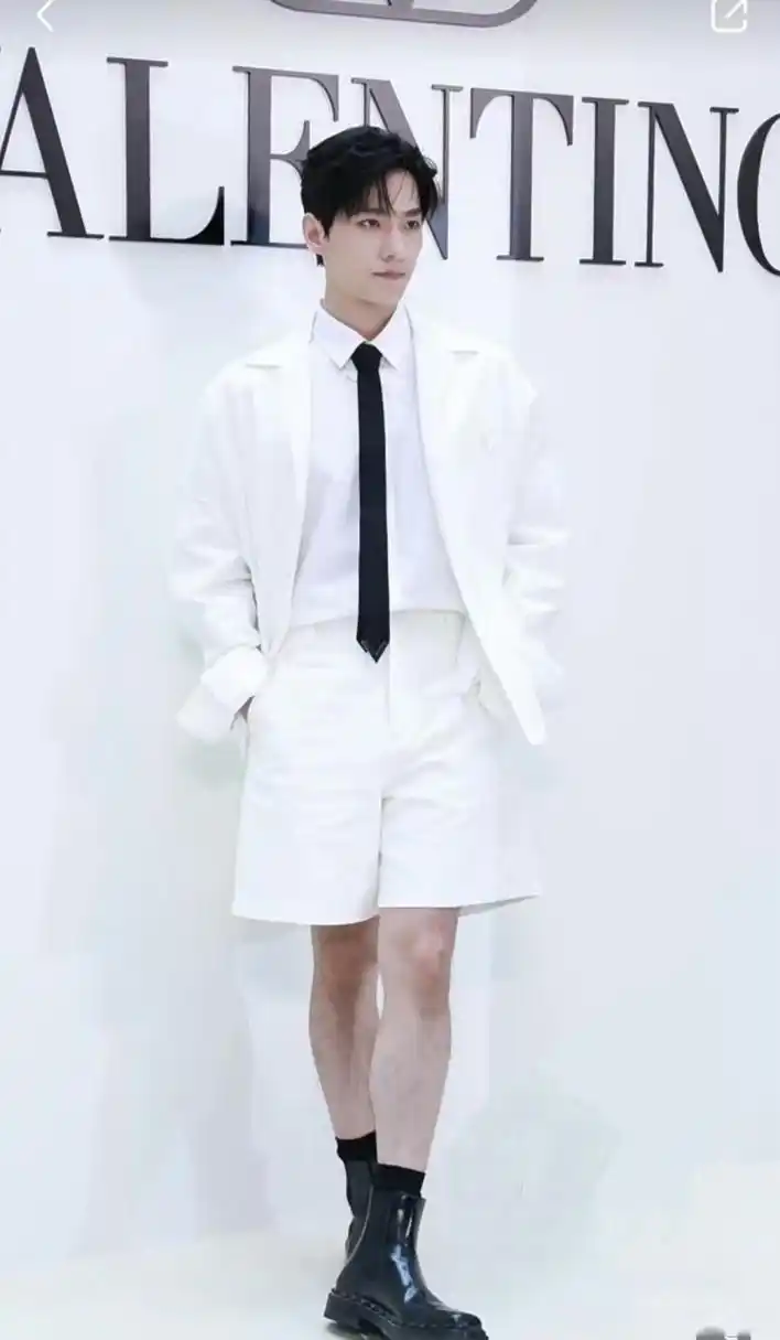 杨洋白色短裤# 杨洋好听劝,今天的造型清爽多了,露了小腿,比例思滗