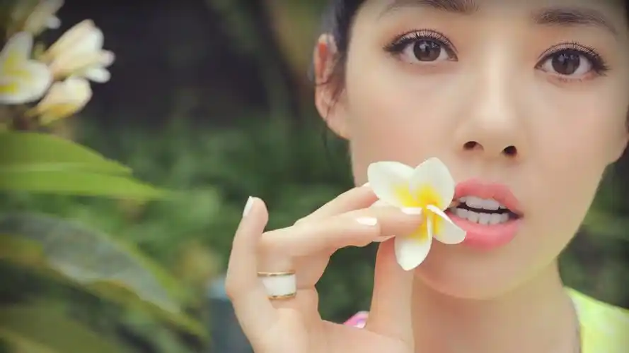 郭碧婷甜美海边花丛写真高清壁纸