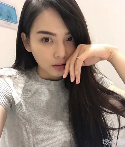 2013年9月12日,王若伊与释小龙开始交往.最后一句又是一位网红脸