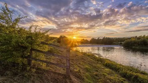 日落和日出 美丽的自然景观,围栏,河,草,云,日落 壁纸 下载 1920x1080