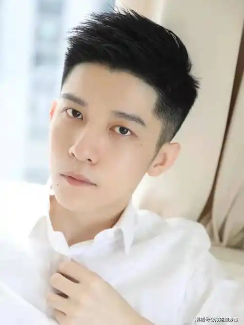 的男生短发,两边剪短中间打薄,精干利落又阳光帅气_发型_效果_头发