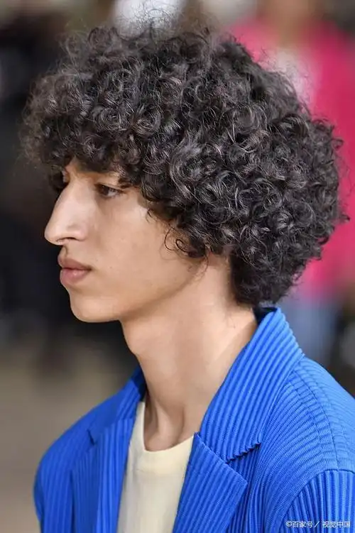 微烫发型男蓬松是什么样的