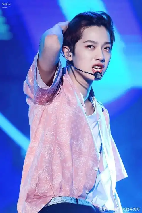 舞台上的赖冠霖