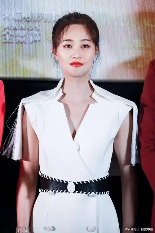 蓝盈莹33岁,美貌令人惊叹!展现魅力满格!