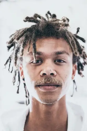 脏辫非洲男-欧莱凯设计网