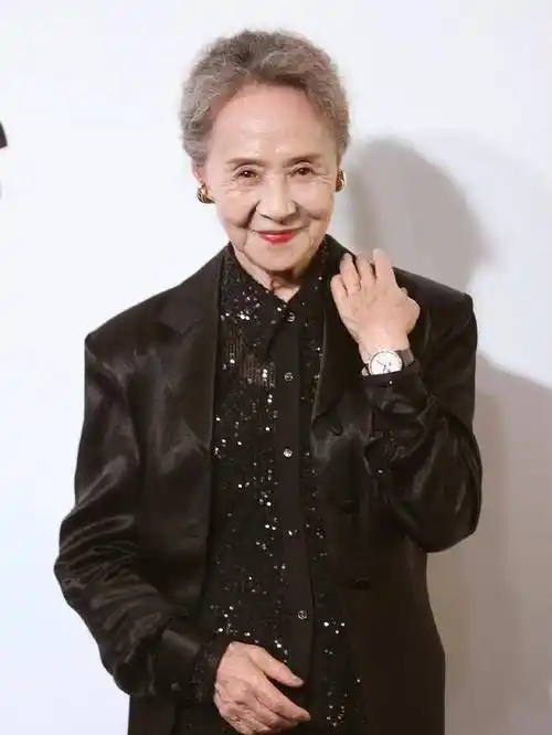 让她在和众多年轻小姑娘中显得特别独特,可谓是艳压了那些女演员.