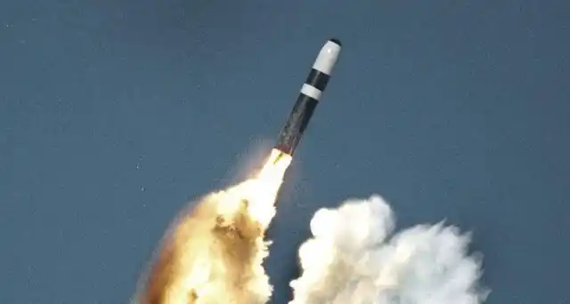 4枚三叉戟洲际核导弹水下发射锁定太平洋落入关岛海域