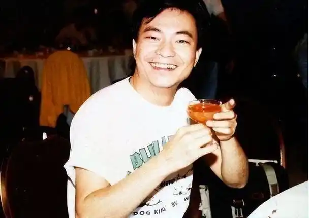 22岁被周润发带红,混圈23年仍穷困潦倒,今67岁在广东种田养鸡