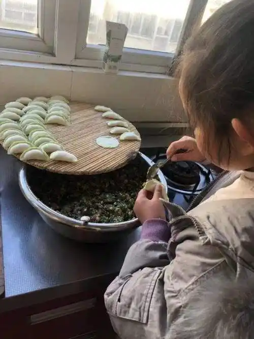 情浓饺子暖心冬至郑州市惠济区南阳小学迎冬至包饺子活动掠影