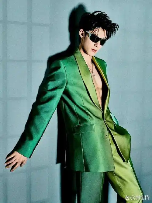 肖战,张艺兴,许凯,吴磊,王鹤棣,曾舜晞,深v造型把胸肌都露出来了,真的