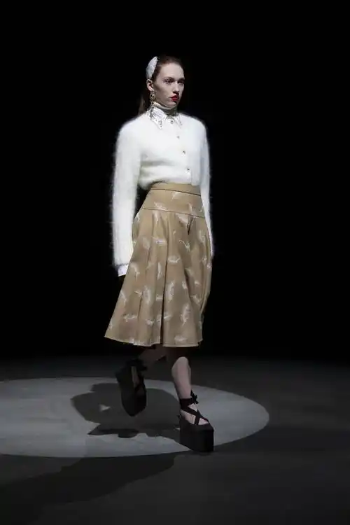 erdem2021秋冬高级成衣发布秀_2021london,伦敦时装周图片_t台展示