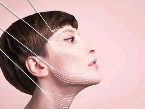 比如面部线雕是大家比较熟悉的,可以让皮肤变得更紧致,但是线雕的副