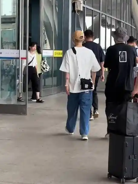 鹿晗超话好想啊 想回到三巡@m鹿m#鹿晗愿望季#鹿晗永远top1的微博视频