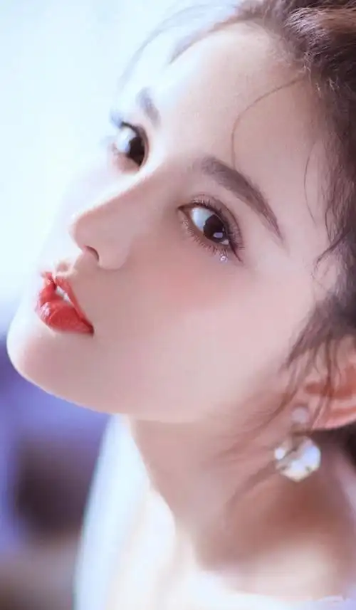 古力娜扎时尚大片,清纯可人!__财经头条