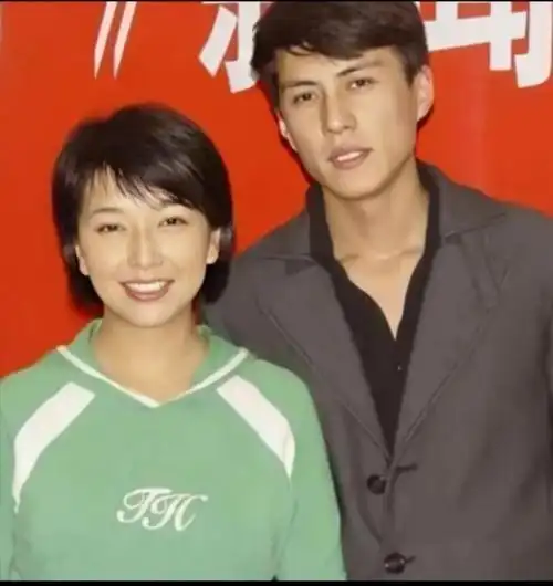 回顾一级演员靳东出道30年零绯闻与二婚李佳结婚至今恩爱如初