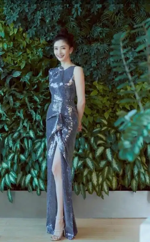 江疏影真是尤物身材穿黑色单肩裙勒出s身段大长腿惊到我了