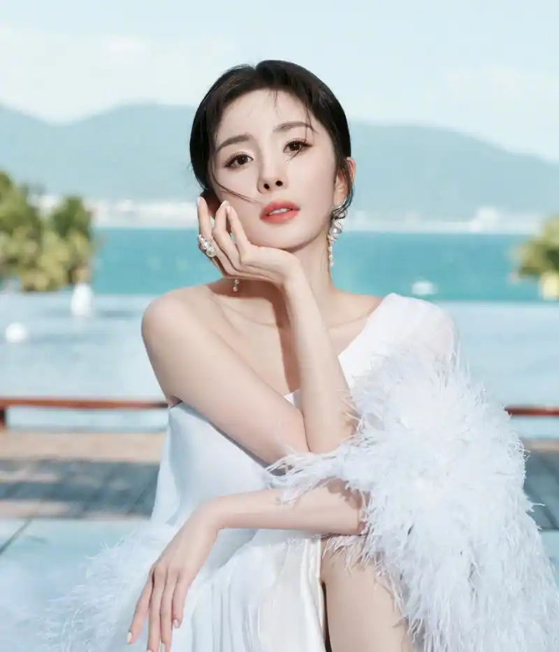 杨幂:白色羽毛裙,飘逸生姿