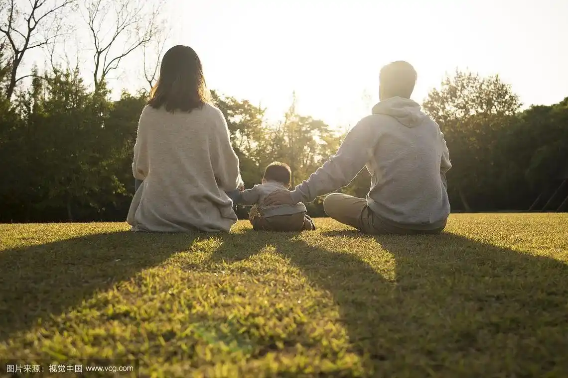 夕阳下温馨的一家三口