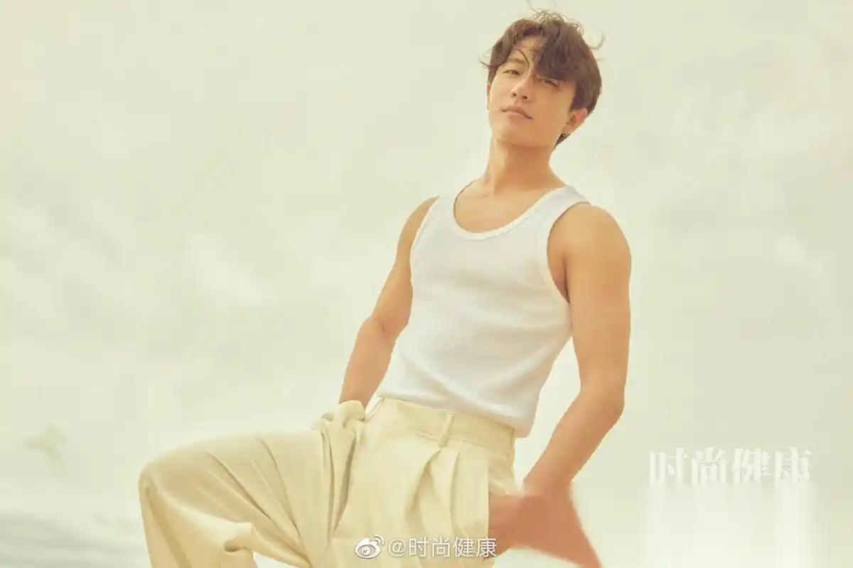 微卷的湿发,完美的肌肉线条,凸显清爽好身材,浪花间的黄轩释放成熟