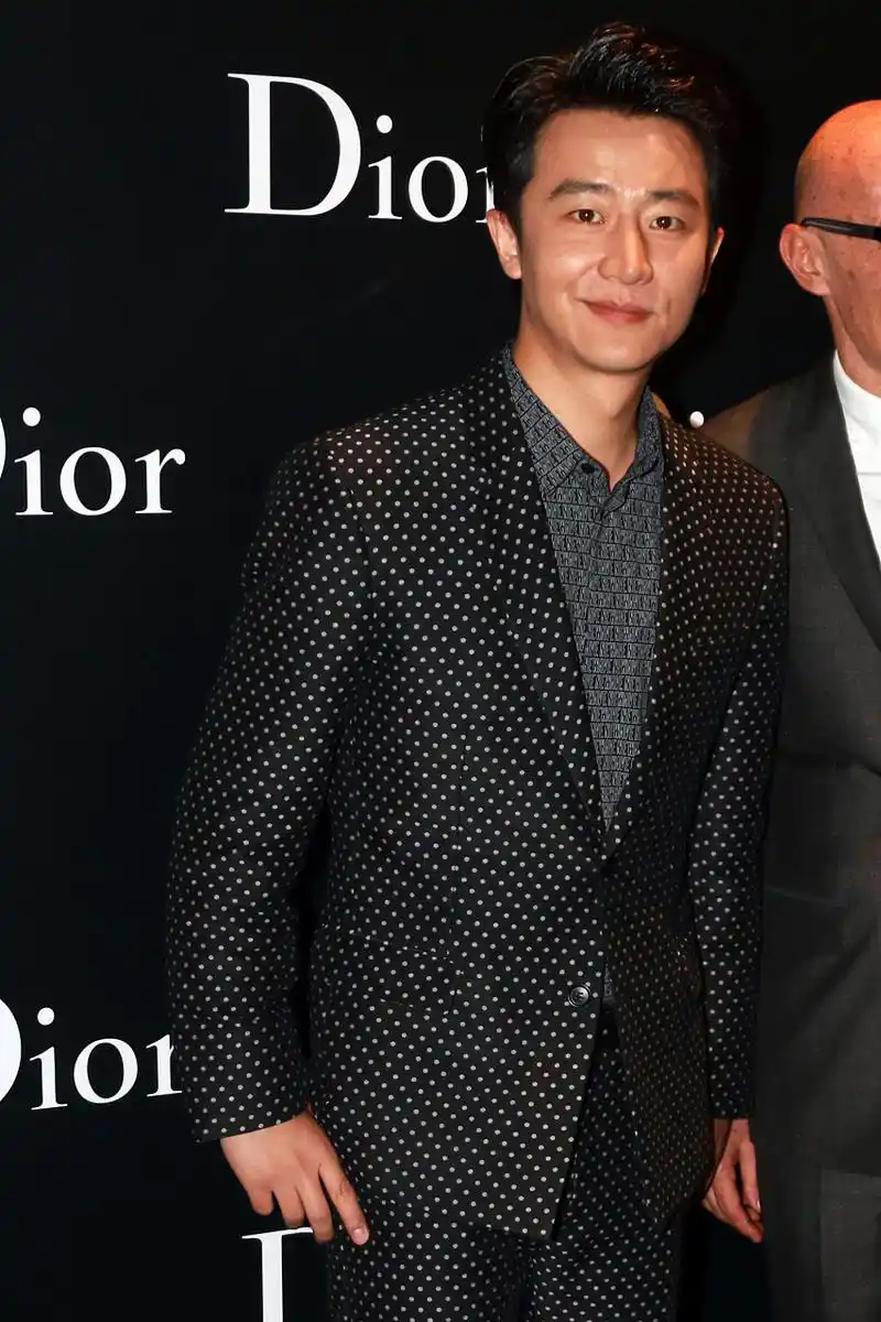 更令人敬佩的是,黄轩是著名文学家黄文中的曾孙.