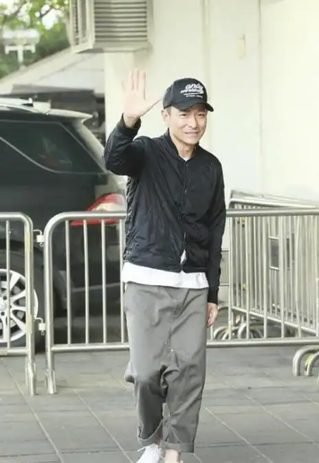 62岁刘德华告诉你:发型一丝不苟,裤子短一些,到老也不油腻