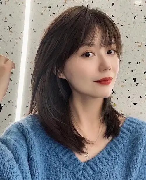 对于头型小脸型小,圆脸,方脸的女士来说,超短发也是一款不错的发型