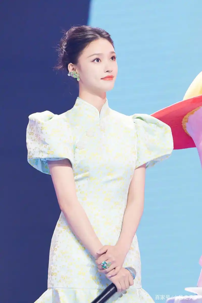 林允儿绿色旗袍美腿性感写真