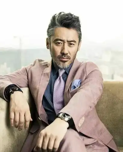 男星留起络腮胡更显成熟帅气,他却毁了所有,邓超简直是泥石流