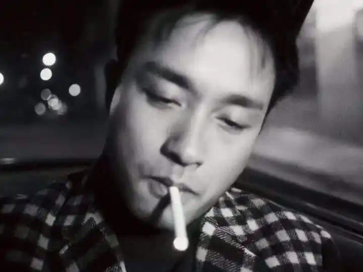 抽烟姿势最帅的五大明星,张国荣上榜,最后一位非常霸气!